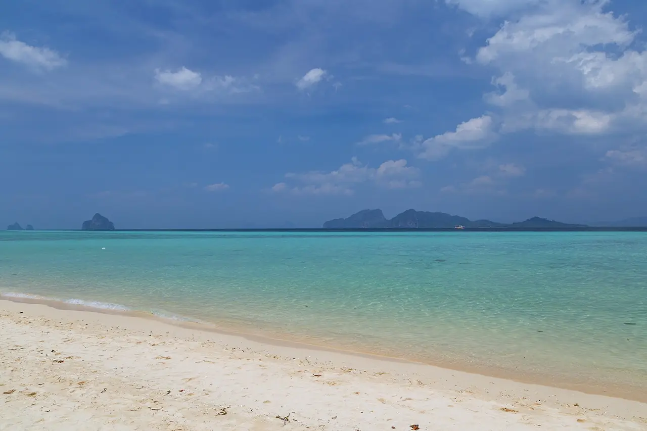 ภาพตรัง: จังหวัดอันดามันที่มีเกาะหินปูน หาดยาว และเมืองที่ขึ้นชื่อเรื่องหมูย่างกับติ่มซำยามเช้า