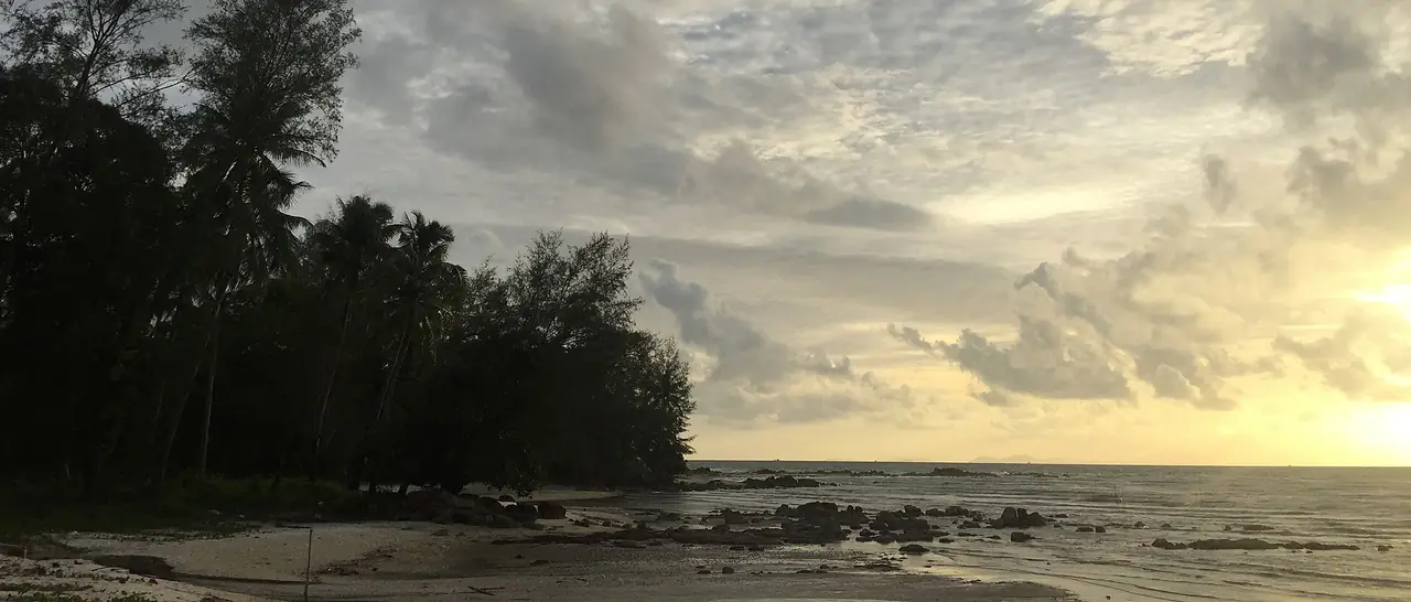 หาดเงียบ ๆ ที่ไม้รูด อำเภอคลองใหญ่ ยามอาทิตย์ตก