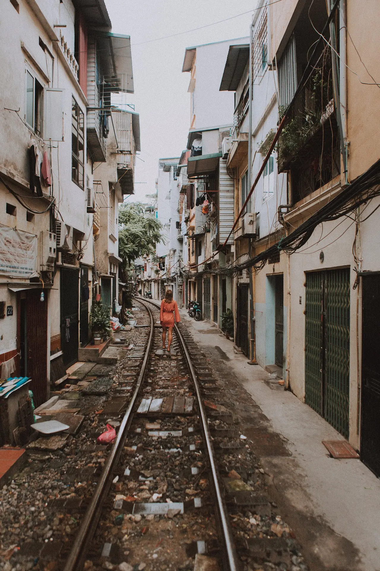 ตรอกแคบที่รางรถไฟพาดผ่านระหว่างตึกแถว