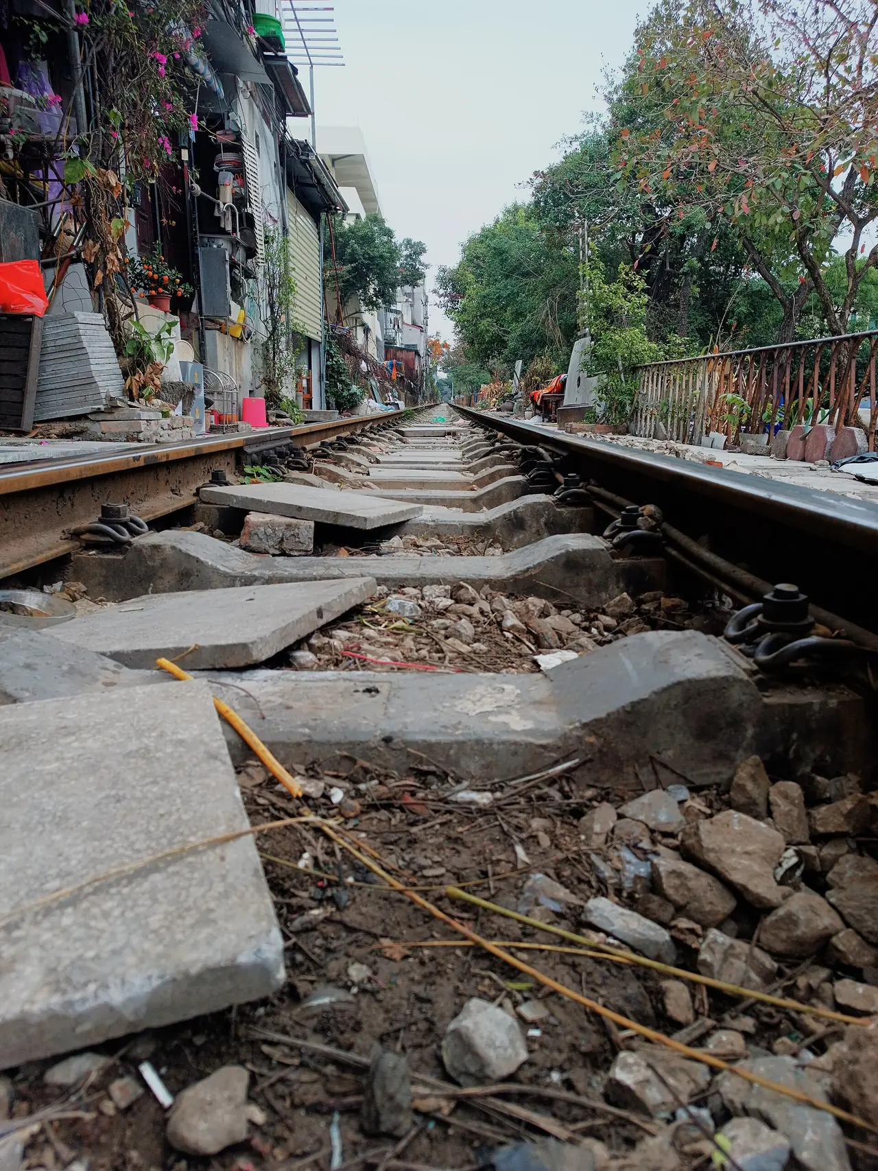 พื้นรางและหินโรยทางในตรอกรถไฟ