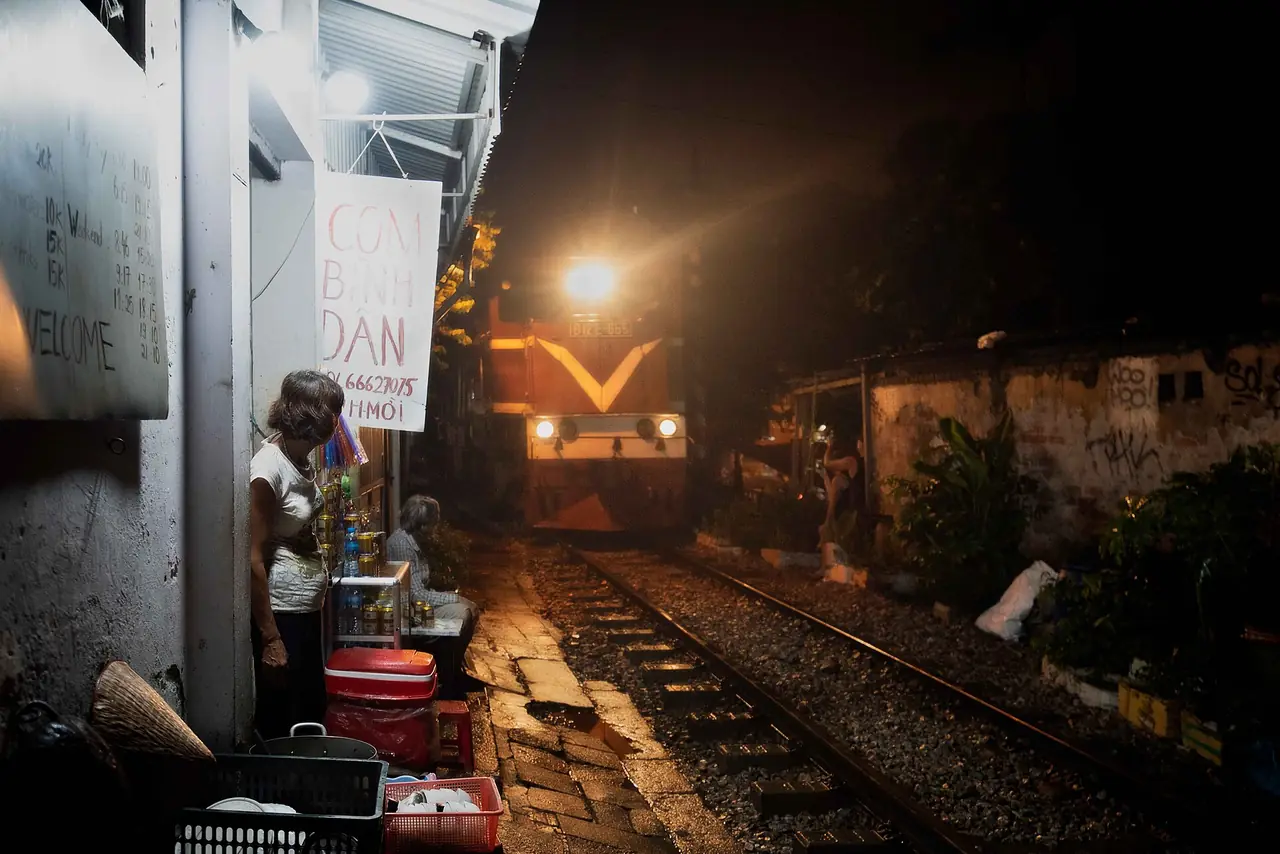 รถไฟตอนกลางคืนที่เข้ามาใกล้บ้านริมราง