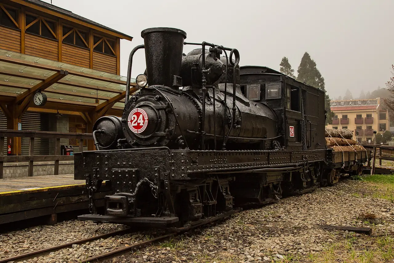 หัวรถจักรไอน้ำ Shay หมายเลข 24 ของรถไฟป่าไม้อาลีซาน จอดหน้าสถานีไม้บนเขา ภาพจาก Wikimedia Commons ผู้ถ่าย CEphoto, Uwe Aranas สัญญา CC BY-SA 3.0