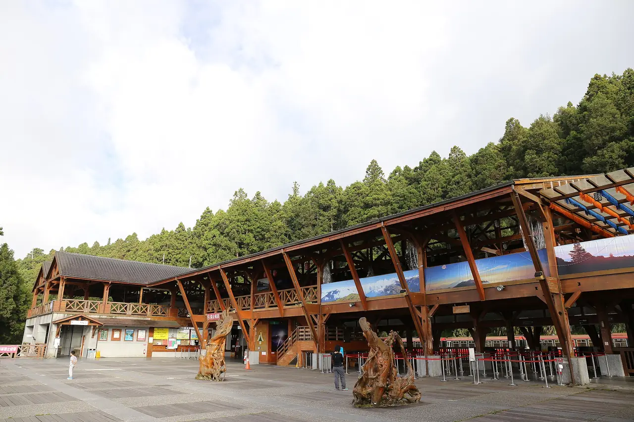 อาคารสถานีอาลีซานโครงไม้ ปลายทางสายหลักและต้นทางสายย่อย ภาพเดือน ต.ค. 2559 จาก Wikimedia Commons ผู้ถ่าย Gordon Cheung สัญญา CC BY 2.0