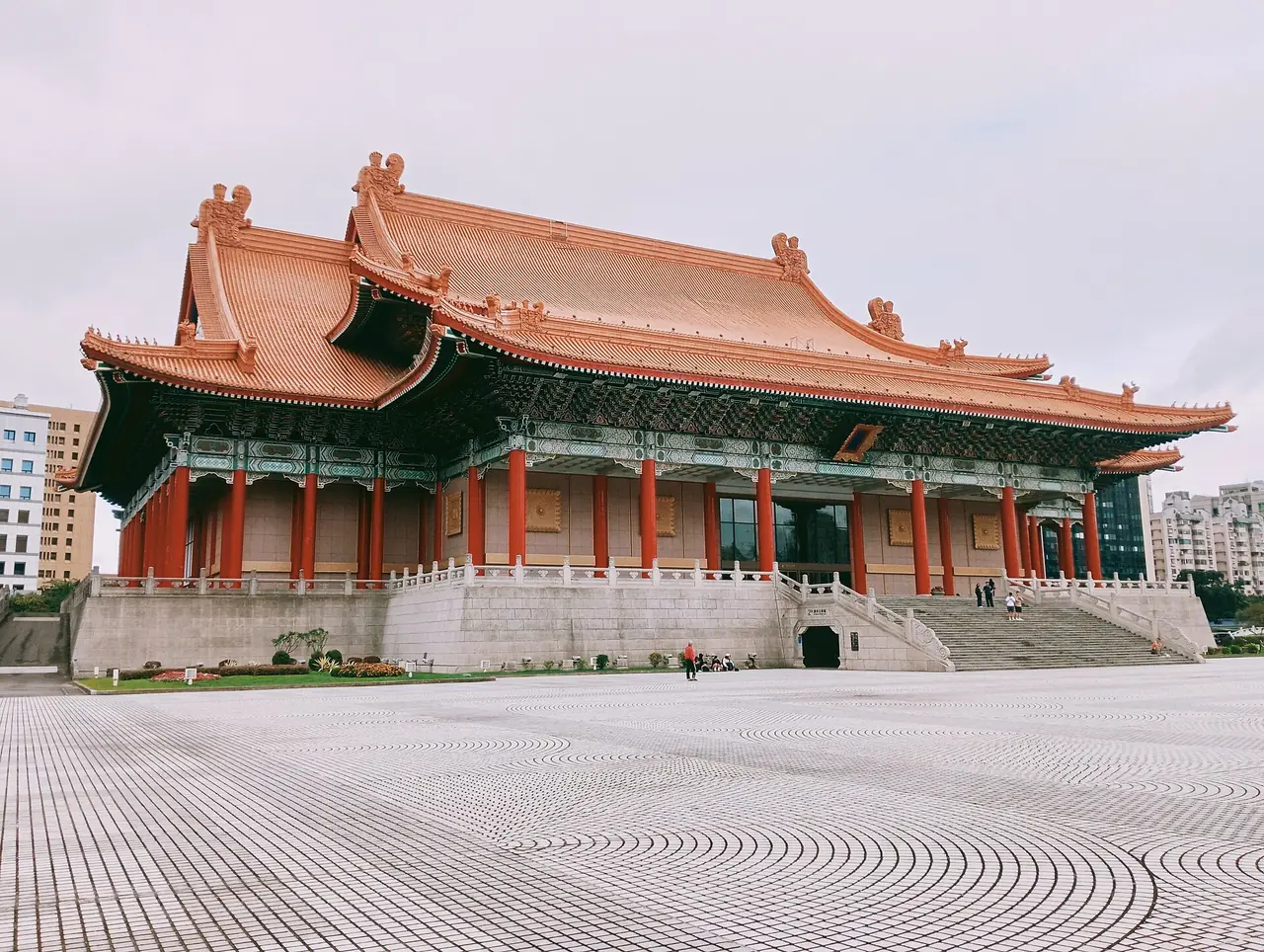 โรงละครแห่งชาติหลังคาสีส้มข้างลานเสรีภาพ ภาพเดือน พ.ย. 2567 จาก Wikimedia Commons ผู้ถ่าย Ralff Nestor Nacor สัญญา CC BY-SA 4.0