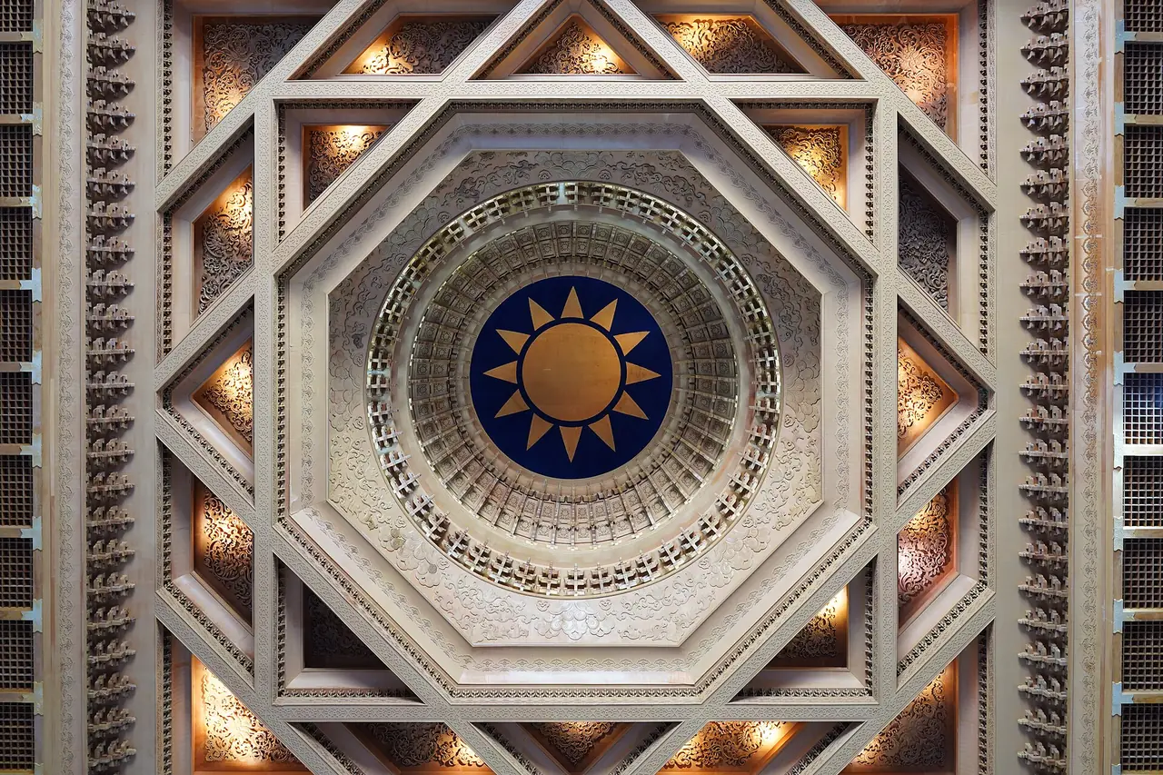 เพดานห้องโถงรูปปั้น มีตราพระอาทิตย์สีน้ำเงินขาวตรงกลาง ภาพจาก Wikimedia Commons ผู้ถ่าย Benlisquare สัญญา CC BY-SA 4.0