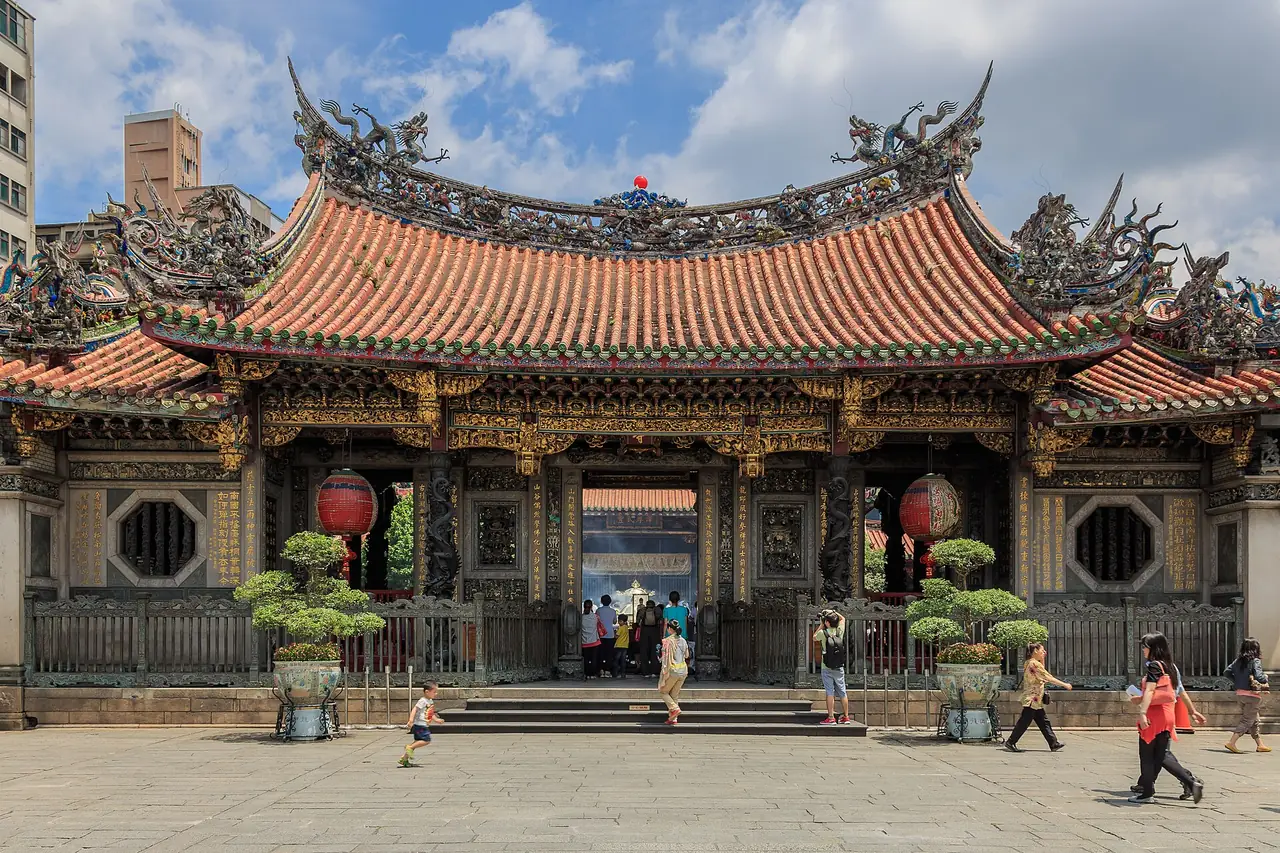ศาลาหน้าวัดหลงซานและลานด้านหน้า มีโคมแดงและหลังคาประดับมังกร ภาพจาก Wikimedia Commons ผู้ถ่าย CEphoto, Uwe Aranas สัญญา CC BY-SA 3.0