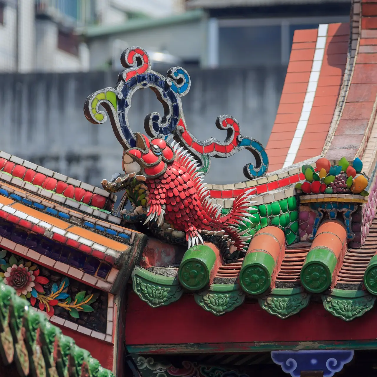 รายละเอียดสันหลังคาวัดหลงซาน ประดับมังกรและลายด้วยกระเบื้องสี ภาพจาก Wikimedia Commons ผู้ถ่าย CEphoto, Uwe Aranas สัญญา CC BY-SA 3.0