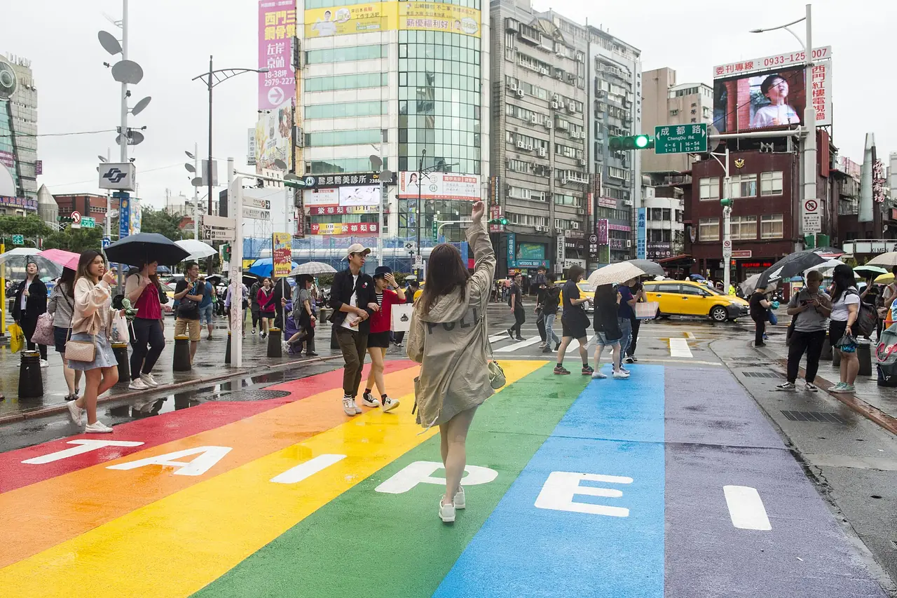 ทางม้าลายสีรุ้งที่ซีเหมินติง มีคำว่า TAIPEI บนพื้นถนน ภาพเดือน ต.ค. 2562 จาก Wikimedia Commons ผู้ถ่าย Volksabstimmung สัญญา CC BY-SA 2.0