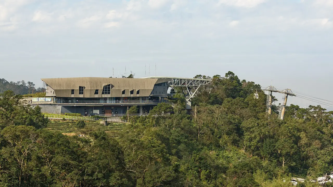 สถานีเหมาคงสถานีบนสุดของกระเช้า ตั้งบนสันเขาท่ามกลางป่า ภาพจาก Wikimedia Commons ผู้ถ่าย CEphoto, Uwe Aranas สัญญา CC BY-SA 3.0