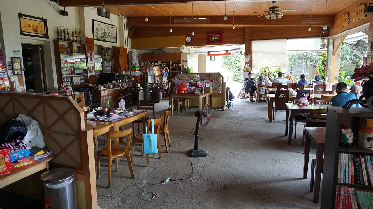 ร้านชาในเหมาคง บรรยากาศโต๊ะไม้และชั้นใบชา ภาพปี 2560 จาก Wikimedia Commons ผู้ถ่าย Felix Filnkoessl สัญญา CC BY-SA 2.0