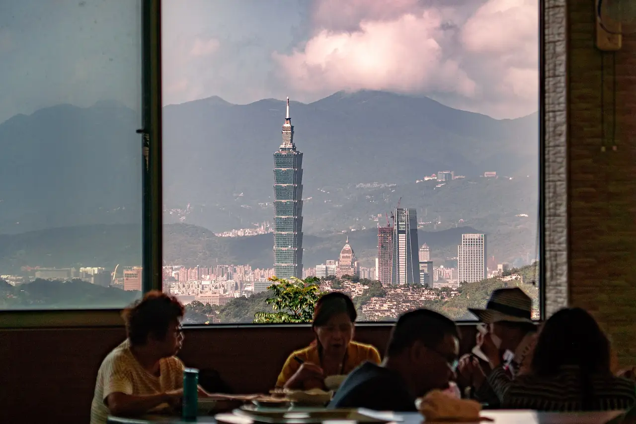 มองตึก Taipei 101 ผ่านหน้าต่างร้านชาในเหมาคง ภาพจาก Wikimedia Commons ผู้ถ่าย GillyBerlin สัญญา CC BY 2.0