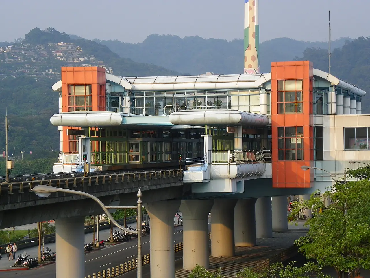 สถานี MRT Taipei Zoo ปลายสายสีน้ำตาล ยกระดับเหนือถนน ภาพปี 2552 จาก Wikimedia Commons ผู้ถ่าย 玄史生 สัญญา CC BY-SA 3.0