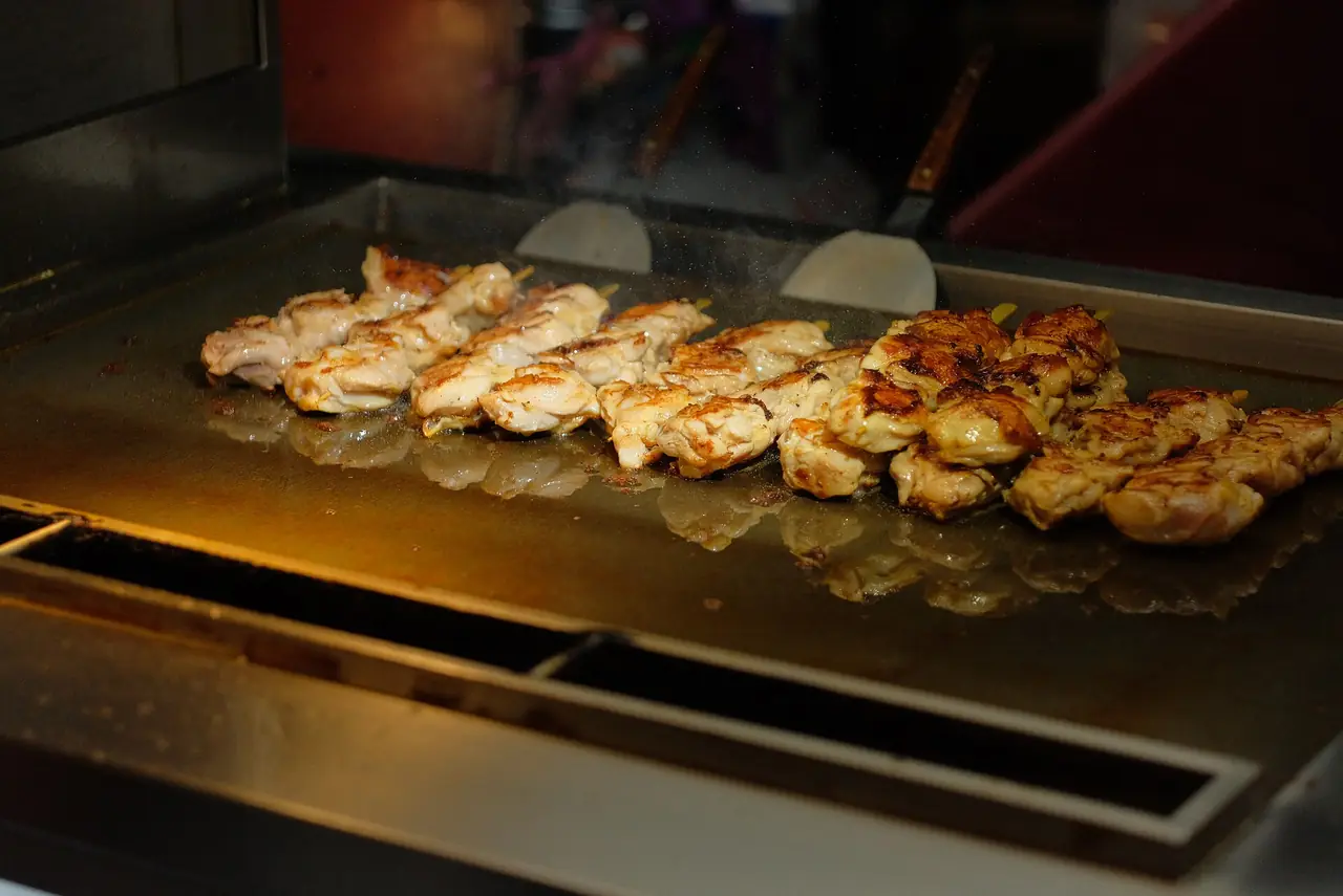 เนื้อย่างบนเตาแผ่นในแผงอาหารตลาดซื่อหลิน ภาพจาก Wikimedia Commons ผู้ถ่าย Aristorkle สัญญา CC BY-SA 4.0
