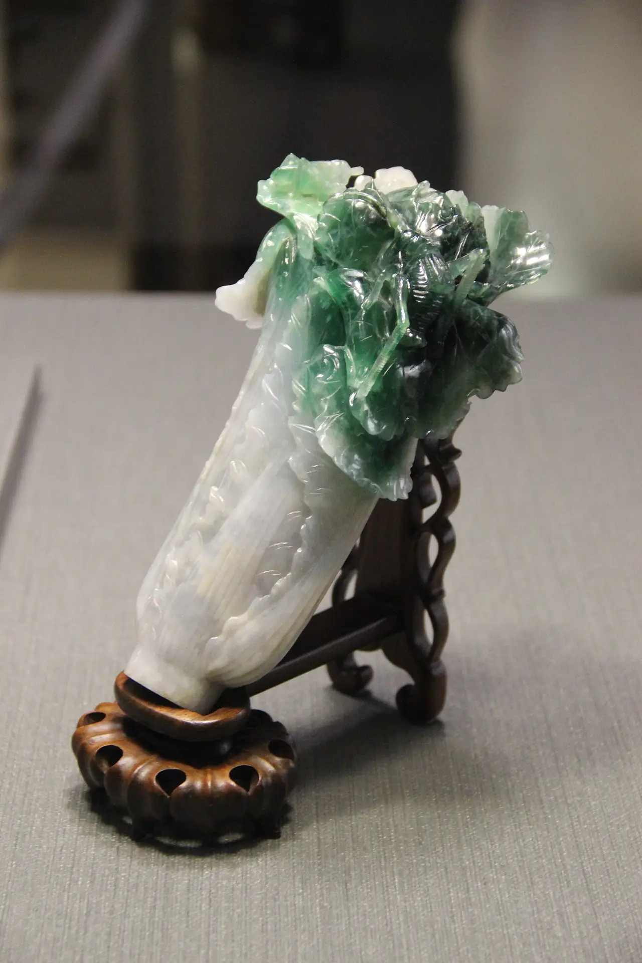 ผักกาดหยก (Jadeite Cabbage) ในตู้จัดแสดงห้องหยก พิพิธภัณฑ์พระราชวังแห่งชาติ ไทเป ภาพจาก Wikimedia Commons ผู้ถ่าย Gary Todd สัญญา CC0