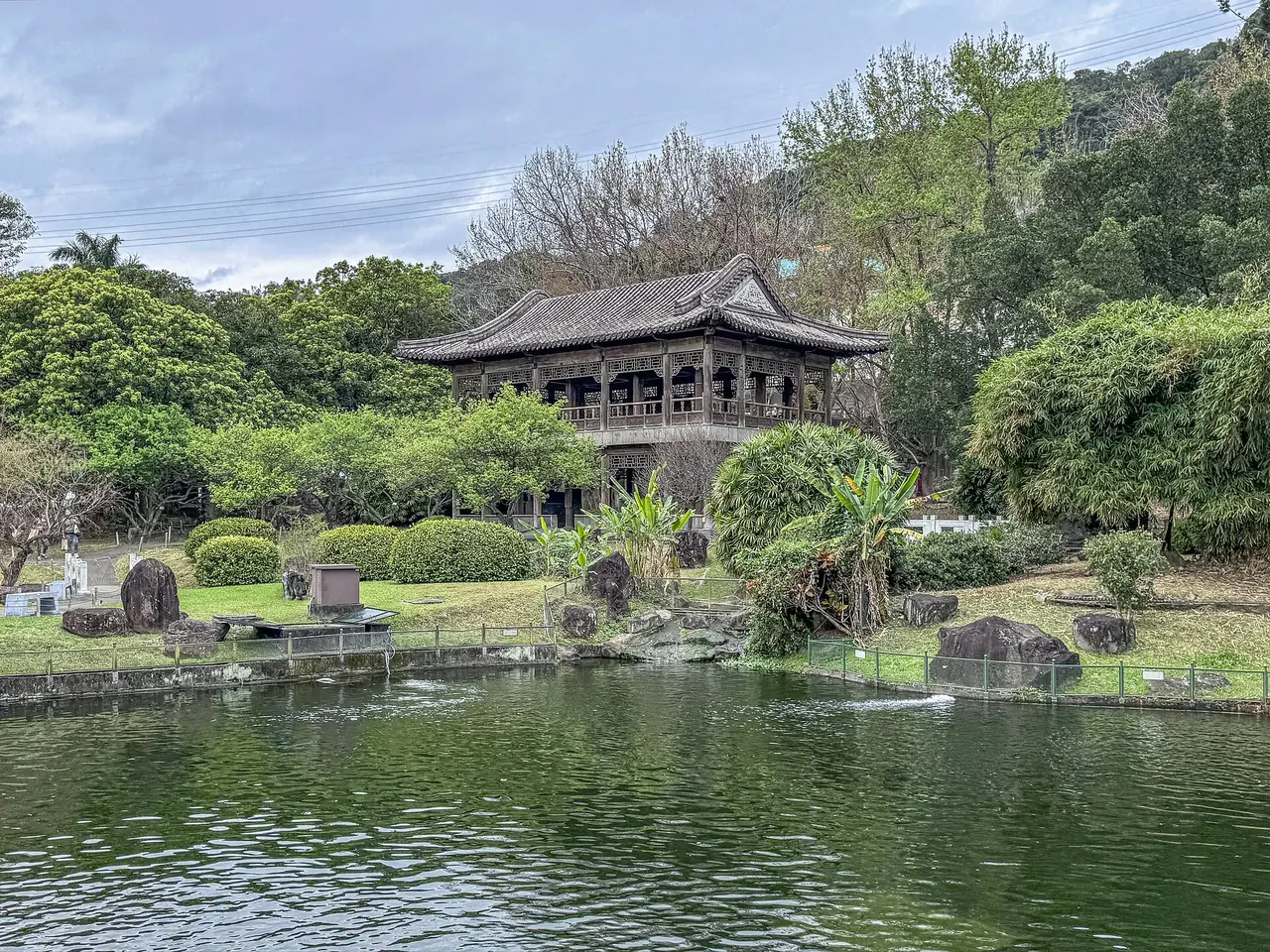 สวนจื้อซ่านข้างพิพิธภัณฑ์ มีสระน้ำและศาลาไม้แบบจีน เข้าฟรี ภาพจาก Wikimedia Commons ผู้ถ่าย Marek Śliwecki สัญญา CC BY-SA 4.0