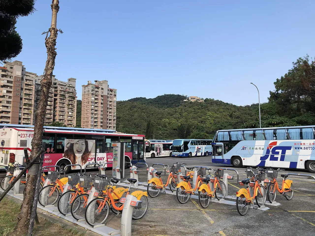 ลานจอดรถบัสและจุดจอดจักรยาน YouBike หน้าพิพิธภัณฑ์ ภาพจาก Wikimedia Commons ผู้ถ่าย Kiyoteru Awaji สัญญา CC BY 4.0