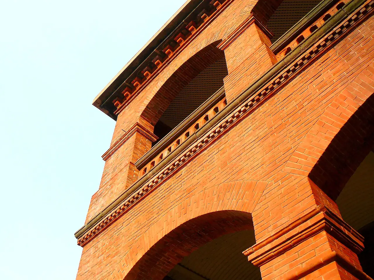 ซุ้มโค้งอิฐแดงของอาคารในเขตป้อมซานโดมิงโก มองจากมุมต่ำ ภาพจาก Wikimedia Commons ผู้ถ่าย yeowatzup สัญญา CC BY 2.0