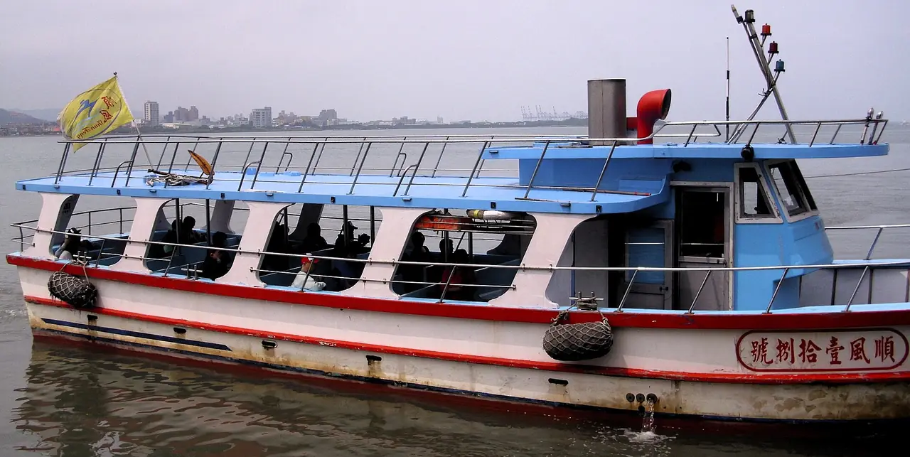 เรือข้ามฟากระหว่างตั้นสุ่ยกับปาหลี่บนแม่น้ำตั้นสุ่ย ภาพจาก Wikimedia Commons ผู้ถ่าย M940504 สัญญา CC BY 3.0