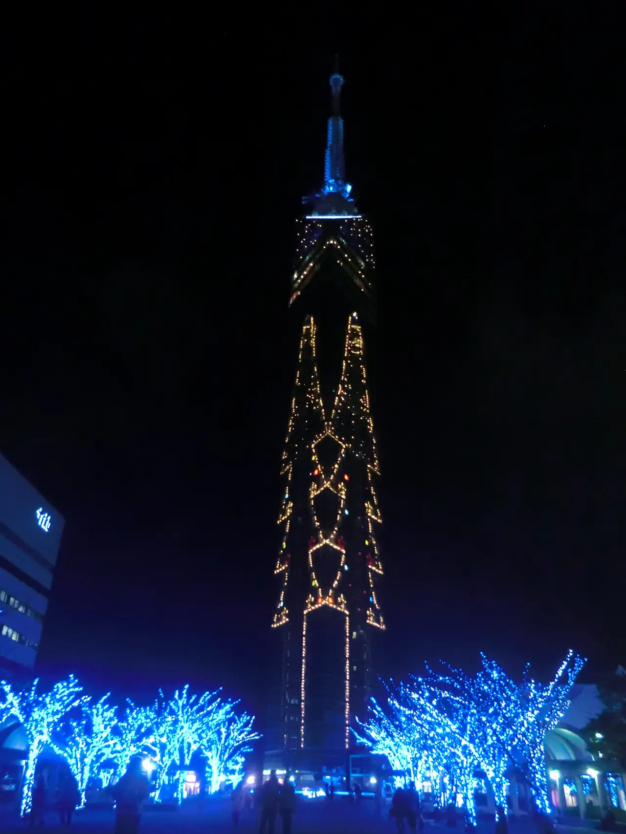 ไฟประดับฤดูหนาวรอบ Fukuoka Tower ในย่านโมโมจิ
