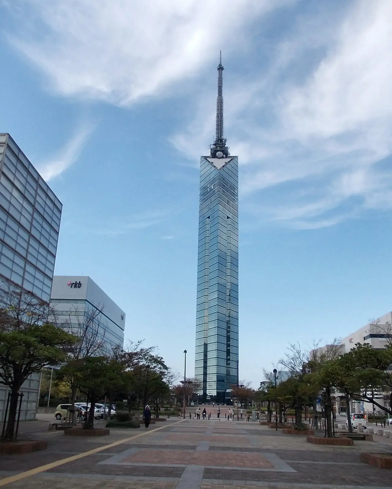 ทางเดินสู่ Fukuoka Tower ในวันที่ท้องฟ้าแจ่มใส