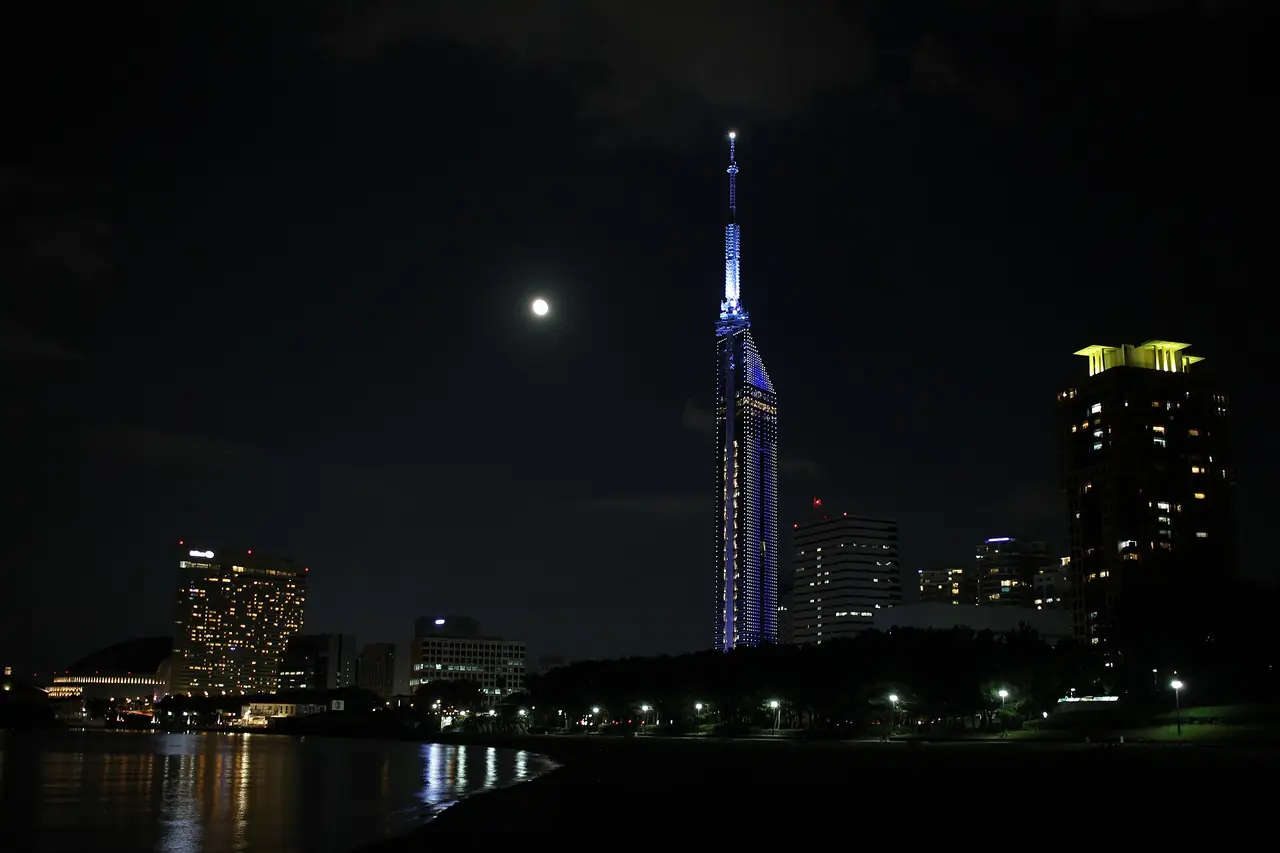 Fukuoka Tower ยามค่ำมองจากริมน้ำในซีไซด์โมโมจิ