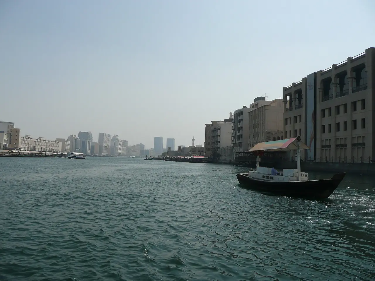 เรืออับราข้ามดูไบครีก ภาพถ่ายจาก Wikimedia Commons