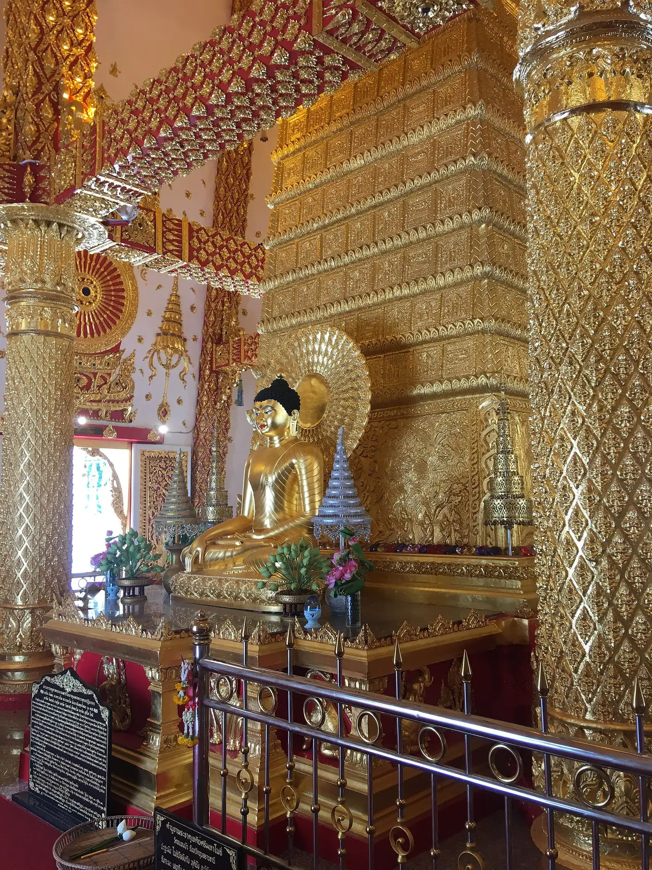 พระพุทธรูปทองและเสาปิดทองภายในวัดพระธาตุหนองบัว