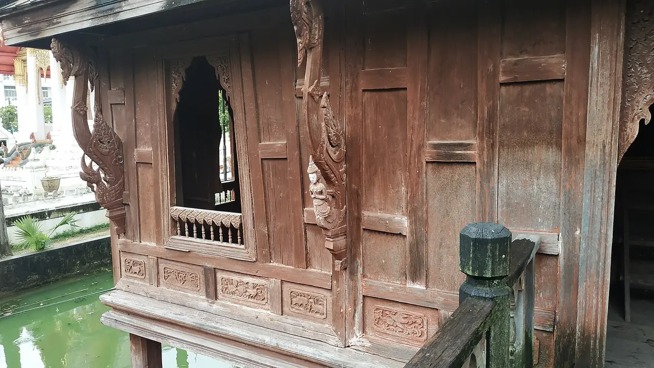 หอไตรไม้กลางสระที่วัดทุ่งศรีเมือง