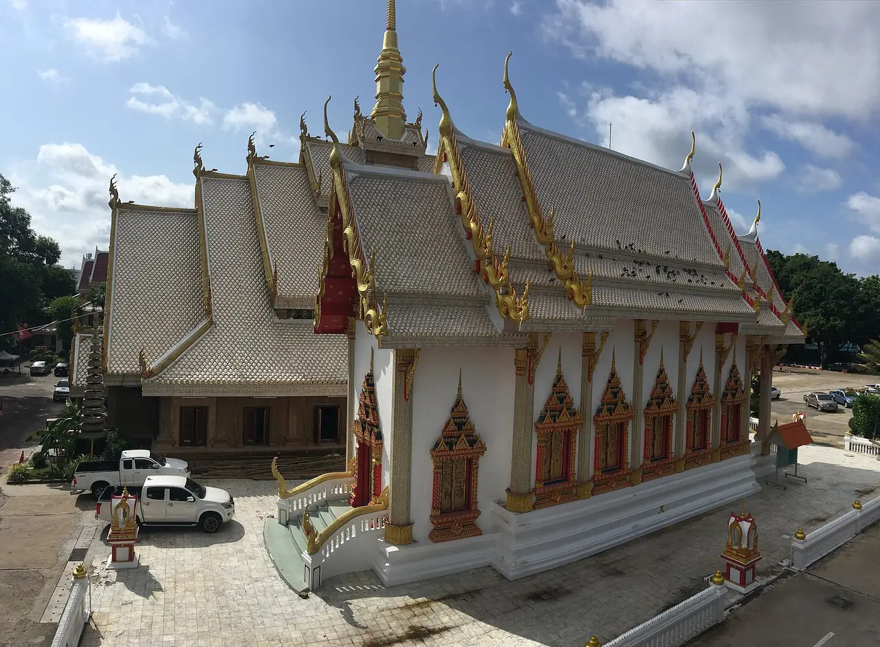 พระวิหารวัดมหาวนาราม หลังคาซ้อนชั้น ภาพของ Christophe95 จาก Wikimedia Commons (CC BY-SA 4.0)