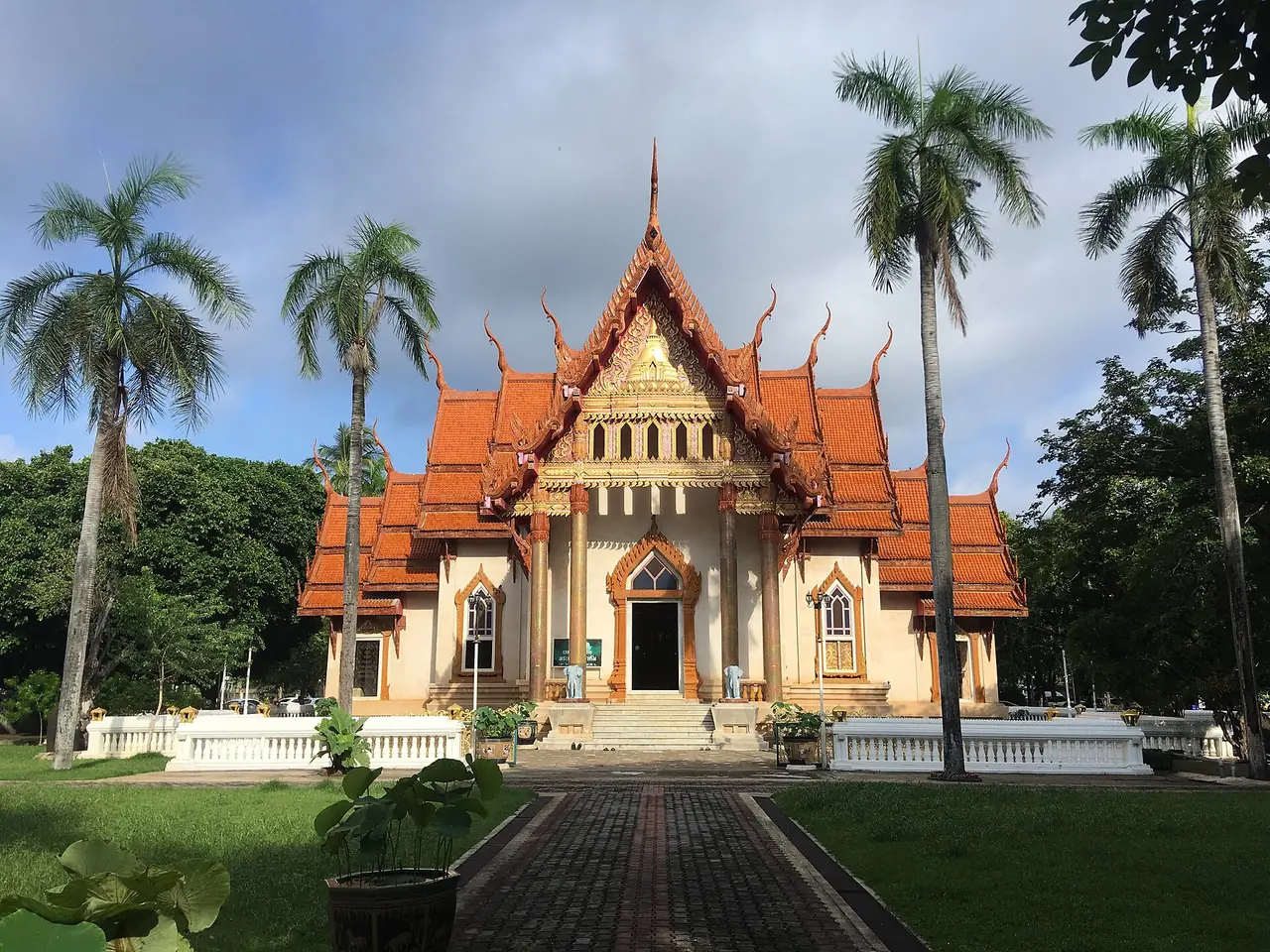 พระอุโบสถวัดศรีอุบลรัตนาราม ภาพของ Christophe95 จาก Wikimedia Commons (CC BY-SA 4.0)