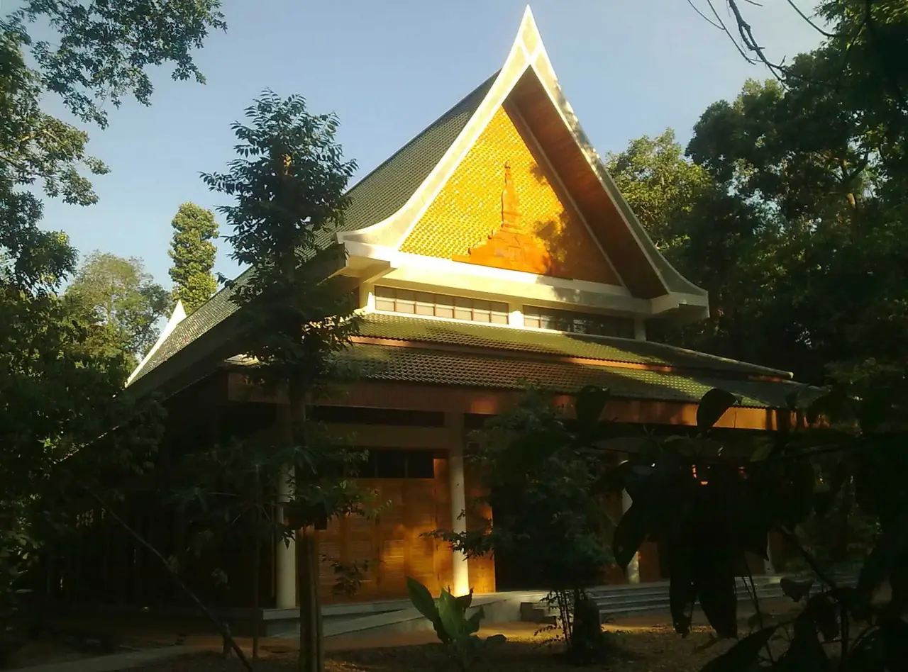 ศาลาหลักของวัดป่านานาชาติที่ไฟล์ Commons ระบุว่าเป็นหอปฏิบัติธรรมหลัก ภาพของ International Forest Monastery จาก Wikimedia Commons (CC BY-SA 3.0)