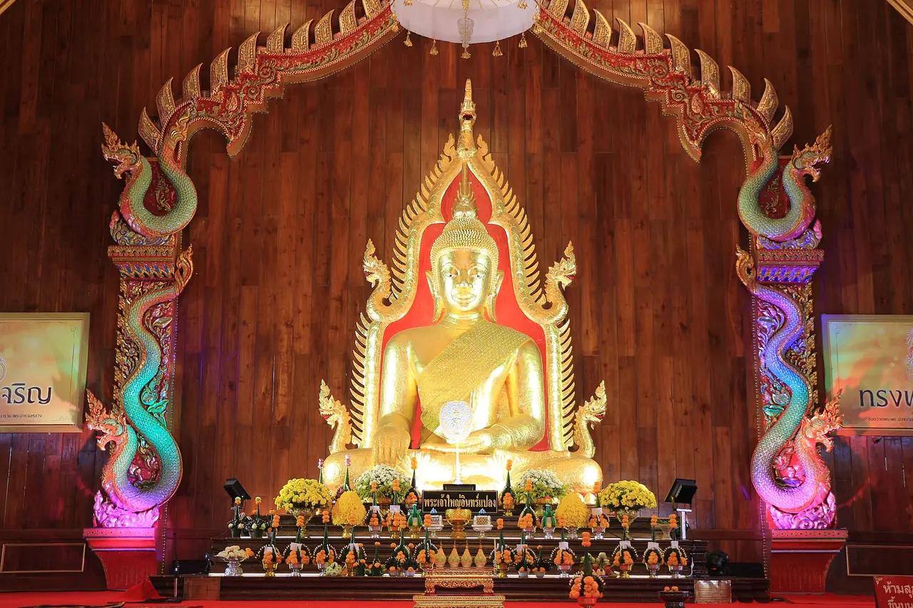 พระเจ้าใหญ่อินทร์แปลง มีพญานาคสองข้าง ภาพของ คีโต (Kittipong Nasaiya) จาก Wikimedia Commons (CC BY-SA 4.0) ไฟล์ระบุว่าเป็นพระเจ้าใหญ่อินทร์แปลง อุบล ไม่ได้ระบุว่าถ่ายที่วัดไหน