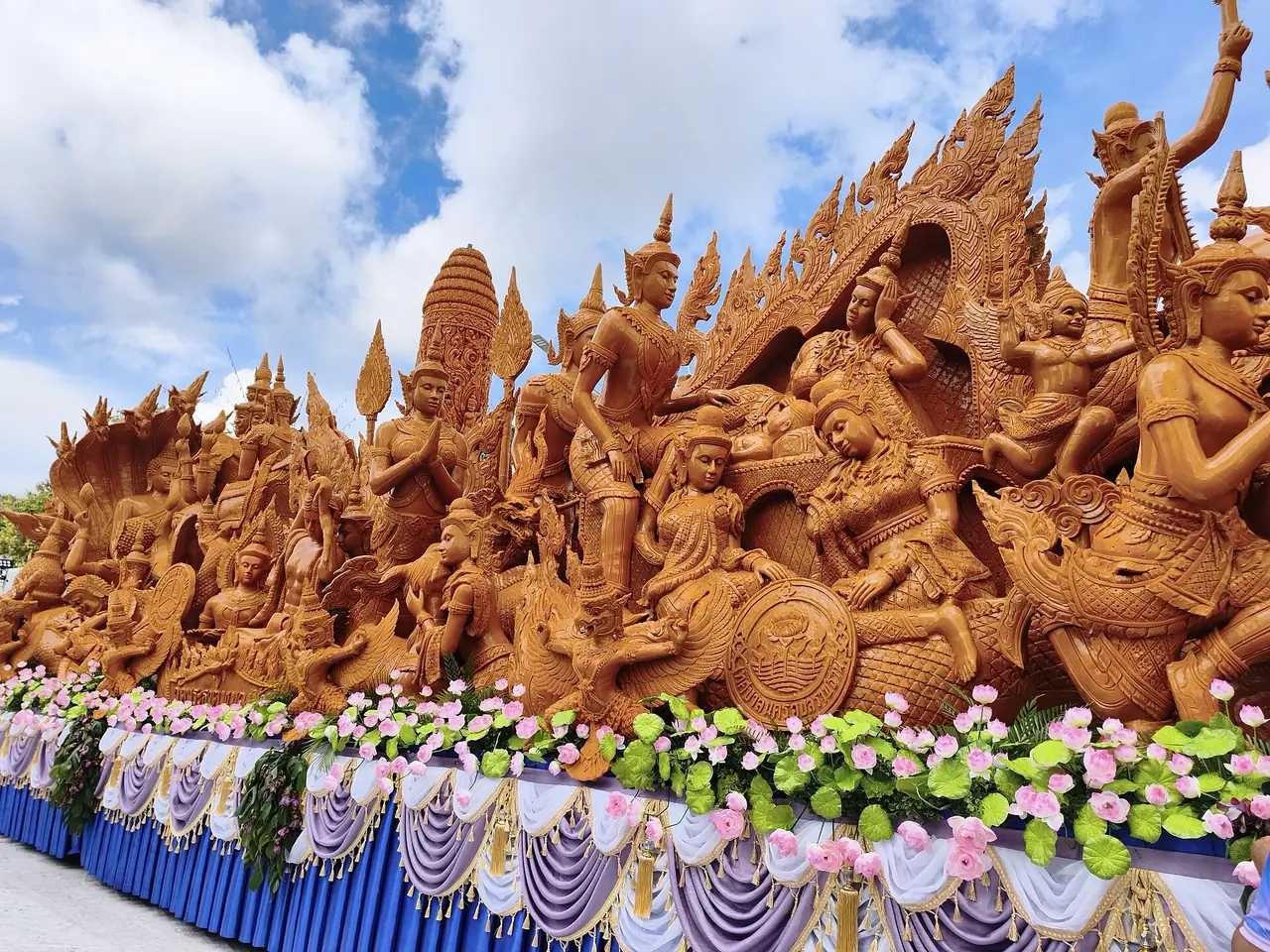 ภาพประกอบ อุบลราชธานี: งานแห่เทียนพรรษาอุบลฯ 2569 ตารางงาน ผ้าไหม ทองเหลือง