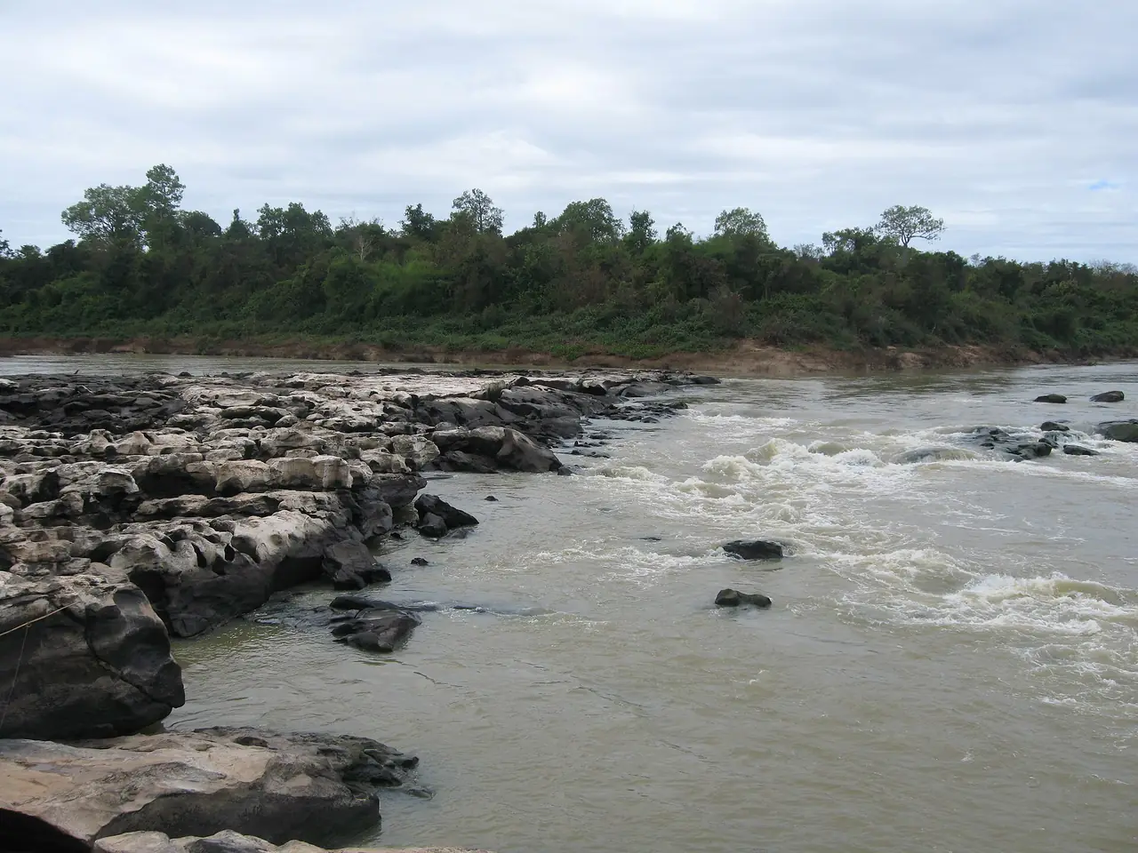แก่งหินในแม่น้ำที่ไฟล์ Commons ระบุว่าเป็น Tana rapid ภาพของ ::::=UT=:::: จาก Wikimedia Commons (CC BY-SA 3.0)