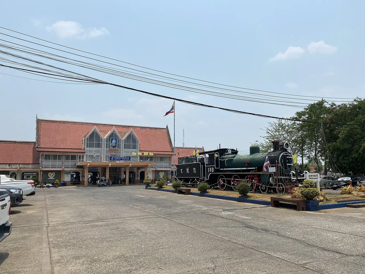 ด้านหน้าสถานีรถไฟอุบลราชธานีที่วารินชำราบ มีหัวรถจักรไอน้ำจัดแสดงอยู่ ภาพของ Reversemos.sapanaht จาก Wikimedia Commons (CC BY-SA 4.0) ไฟล์ตั้งชื่อปี 2024