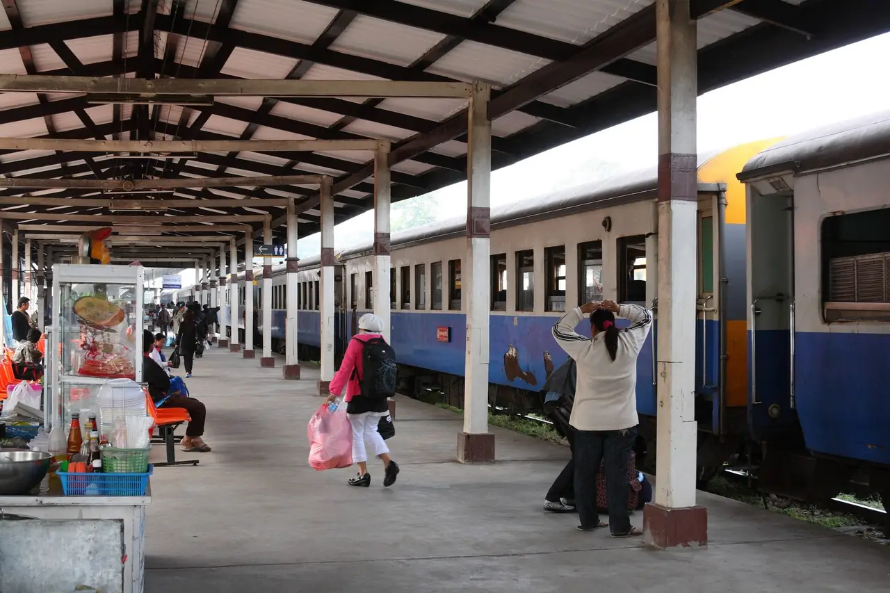ชานชาลาสถานีรถไฟอุบลราชธานี ขณะขบวนด่วนจากกรุงเทพฯ เพิ่งเข้าจอด ภาพของ Ilya Plekhanov จาก Wikimedia Commons (CC BY-SA 3.0) ไม่ทราบวันที่ถ่าย