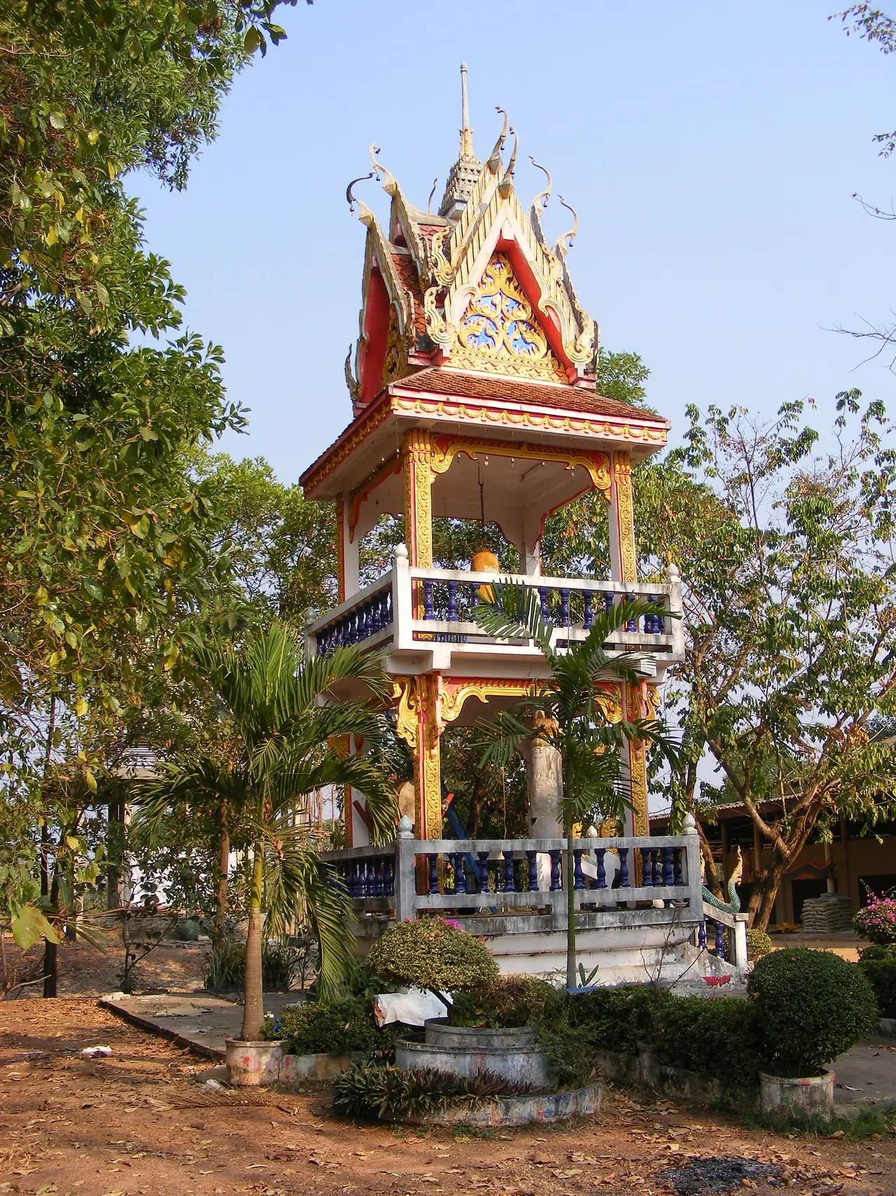 หอกลองของวัดคำชะโนด ใกล้อำเภอบ้านดุง ภาพถ่ายจาก Wikimedia Commons ผู้ถ่าย User:Mattes ใช้สัญญา CC BY-SA 4.0 เป็นภาพประกอบ สิ่งก่อสร้างอาจเปลี่ยนแปลงแล้ว