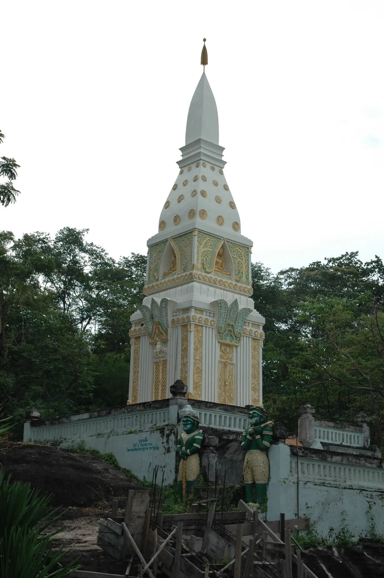 แบบจำลองศาสนสถานที่วัดพระพุทธบาทบัวบก (Wat Phra Puttha Bath Bua Bok) ตามคำบรรยายภาพบนคอมมอนส์ ภาพถ่ายจาก Wikimedia Commons ผู้ถ่าย Guido Johannes Joerg ใช้สัญญา CC BY-SA 3.0 ชื่อวัดสะกดตามแหล่งนั้น ดูหัวข้อด้านบน