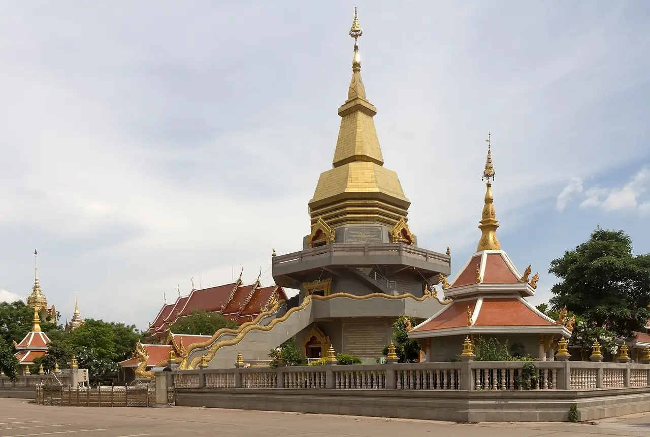 เจดีย์สีทองของวัดโพธิสมภรณ์ในตัวเมืองอุดรธานี