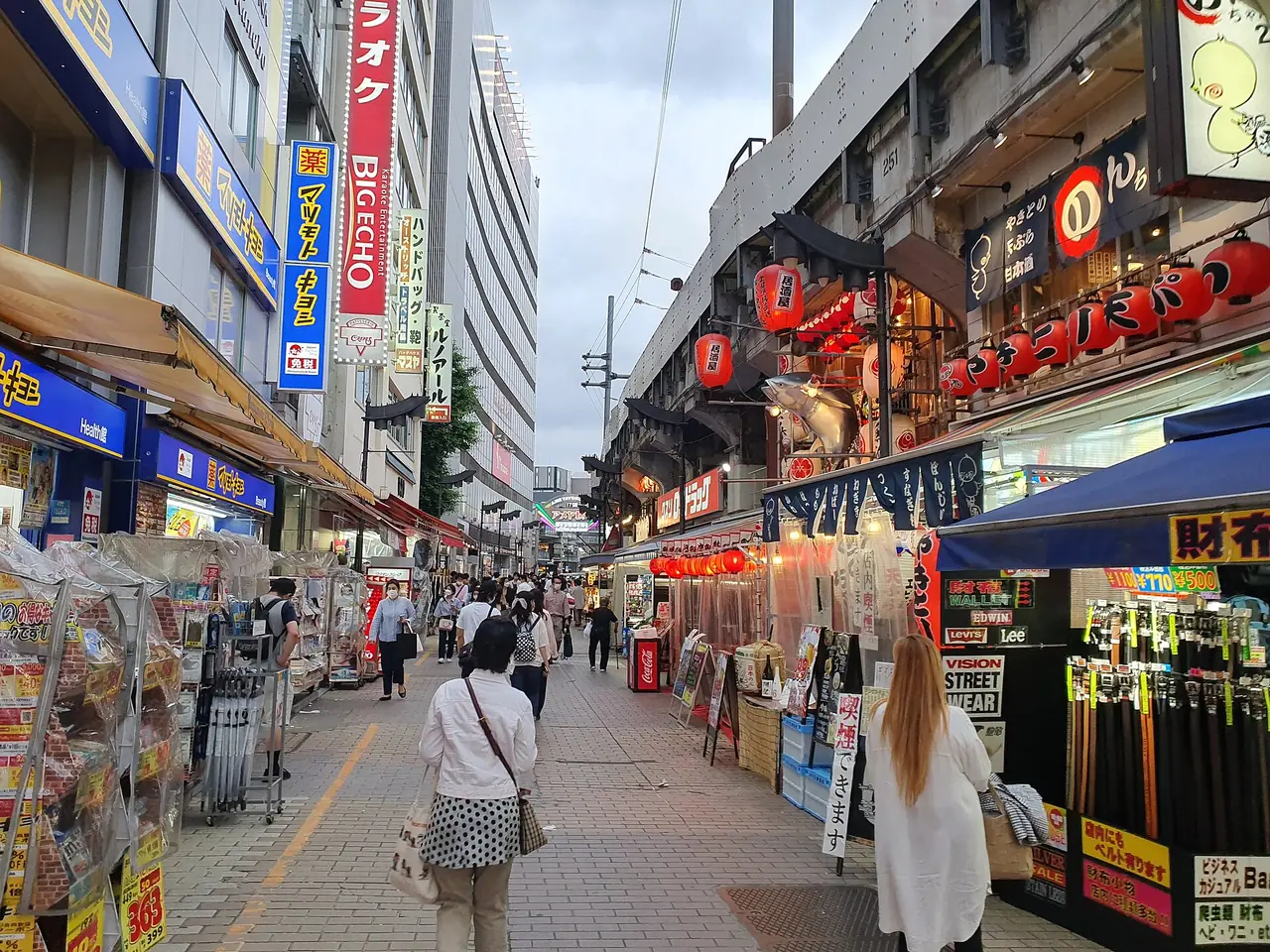 ถนนช้อปปิ้งอาเมโยโกะใกล้สถานีอุเอโนะ (ภาพบรรยากาศถนน)