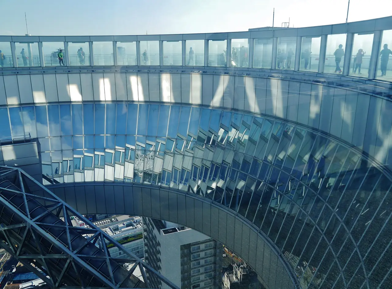 ลานชมวิววงกลมบนชั้นบนสุดของ Umeda Sky Building