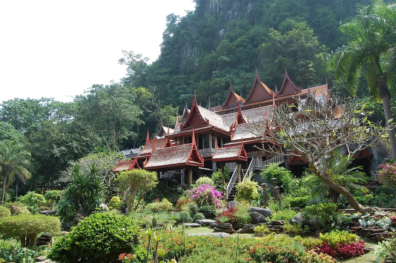 อาคารไม้ของวัดถ้ำเขาวง ตำบลบ้านไร่ อำเภอบ้านไร่ อุทัยธานี ภาพของ Meneerke bloem จาก Wikimedia Commons ใบอนุญาต CC BY-SA 3.0