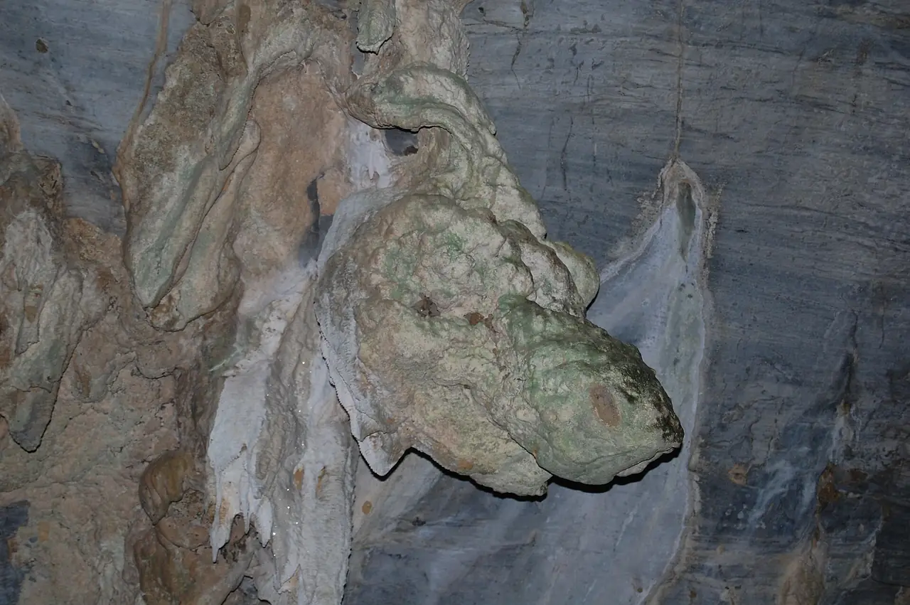 ถ้ำหุบป่าตาด (Hup Patad cave) ตามคำอธิบายบน Commons ภาพจาก Wikimedia Commons ใบอนุญาต CC BY-SA 3.0