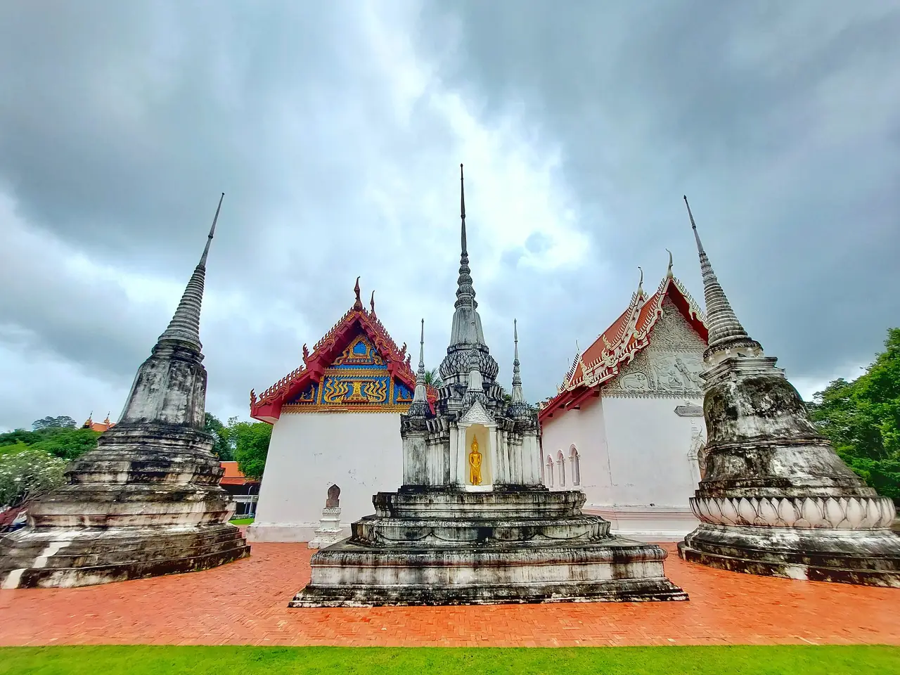 ภาพวัดอุโปสถาราม อุทัยธานี ภาพของ Tanawat buatsunthia จาก Wikimedia Commons ใบอนุญาต CC BY-SA 4.0