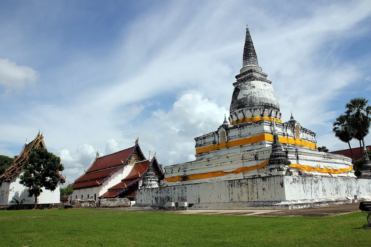 เจดีย์ทรงระฆังกลมแบบลังกาและวิหารที่วัดพระบรมธาตุทุ่งยั้ง อำเภอลับแล