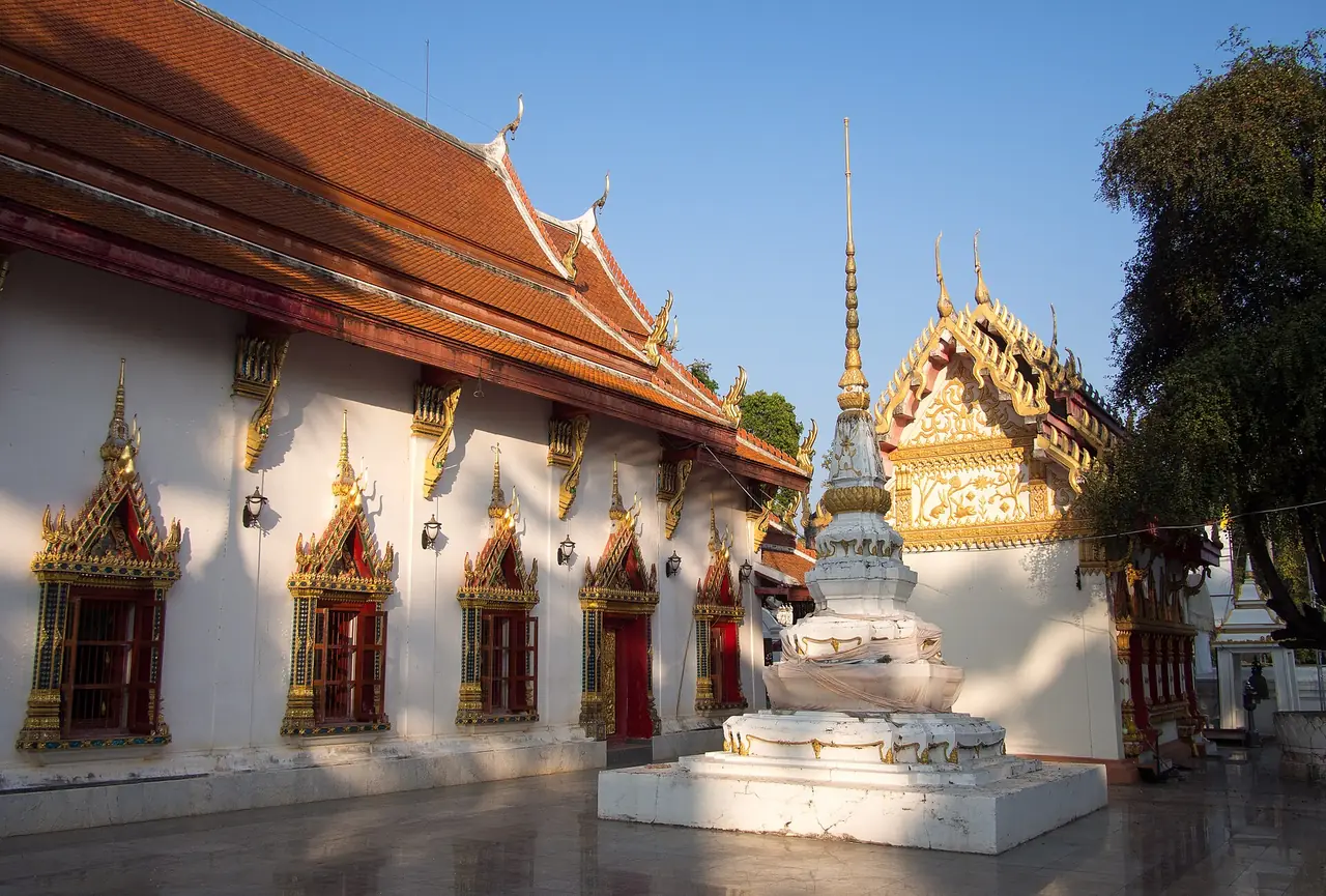 อุโบสถและเจดีย์ที่วัดพระแท่นศิลาอาสน์