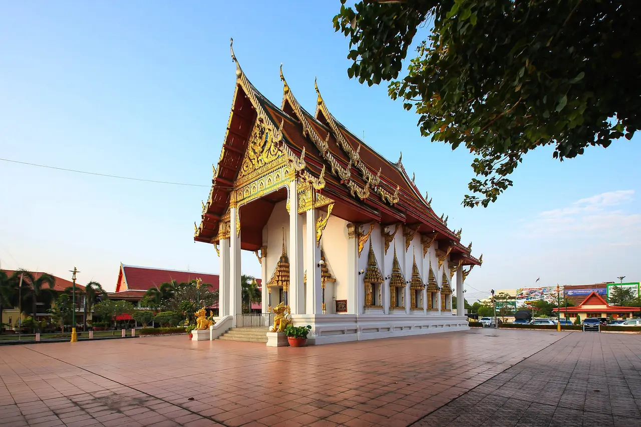 อุโบสถวัดท่าถนน ตรงข้ามสถานีรถไฟอุตรดิตถ์