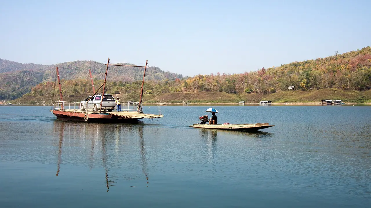 แพข้ามฟากแบบลากด้วยเรือหางยาวในอ่างเก็บน้ำสิริกิติ์