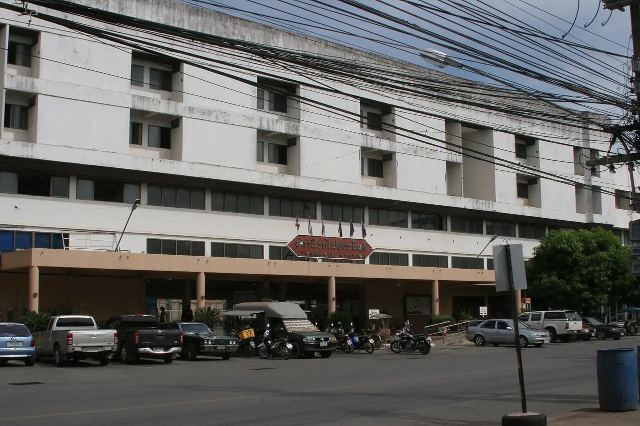 หน้าสถานีรถไฟอุตรดิตถ์ ภาพจากวิกิมีเดียคอมมอนส์