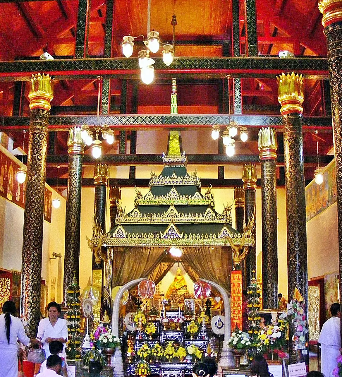 พระแท่นศิลาอาสน์ ภาพของเทวประภาส มากคล้าย (Tevaprapas Makklay) จาก Wikimedia Commons ใบอนุญาต CC BY 3.0 ชื่อไฟล์ระบุว่าเป็น Phra Thaen Sila At